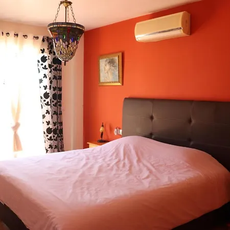 Vista Montana Benidorm 度假居 *